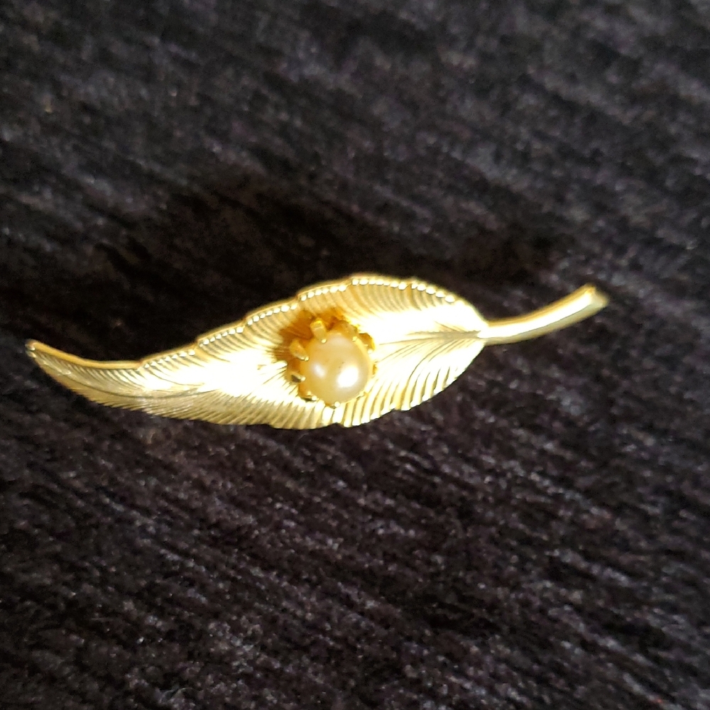 Vintage Gold Tone Leaf / Feather Shaped Brooch with Prong Set Pearl - Picture 2 of 3
